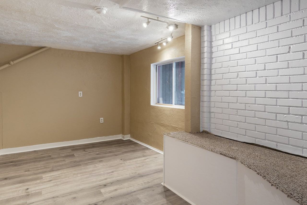 224 Sterling St - Photo 3 of 25