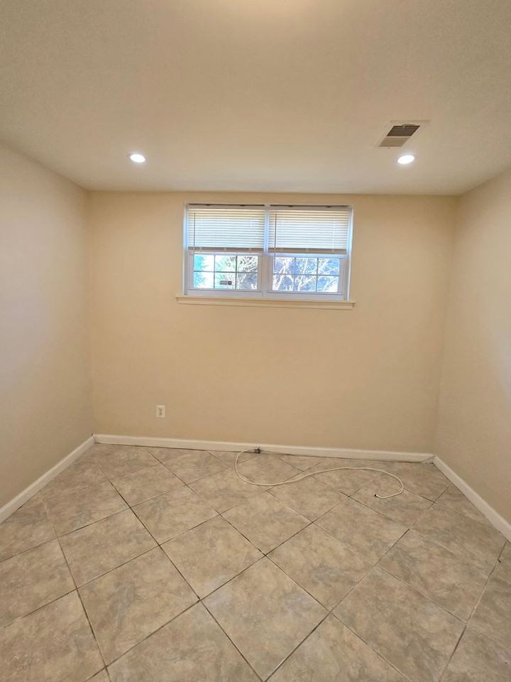 334 College Dr - Photo 6 of 16