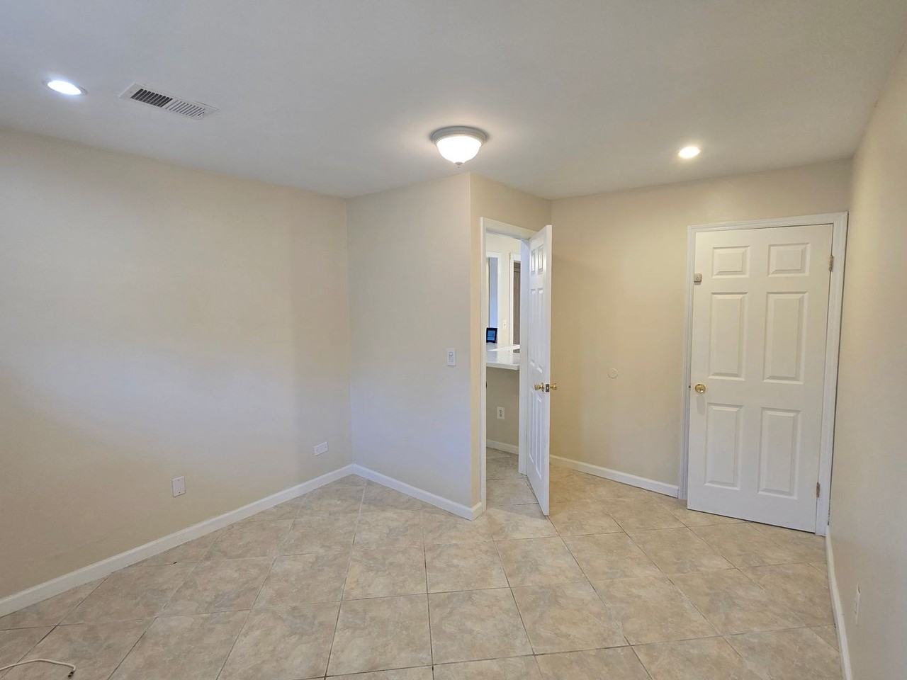 334 College Dr - Photo 7 of 16