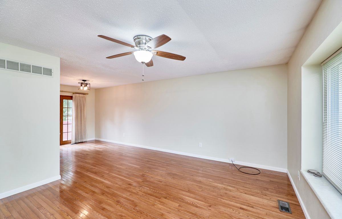 241 Valleyoak Ct - Photo 2 of 25
