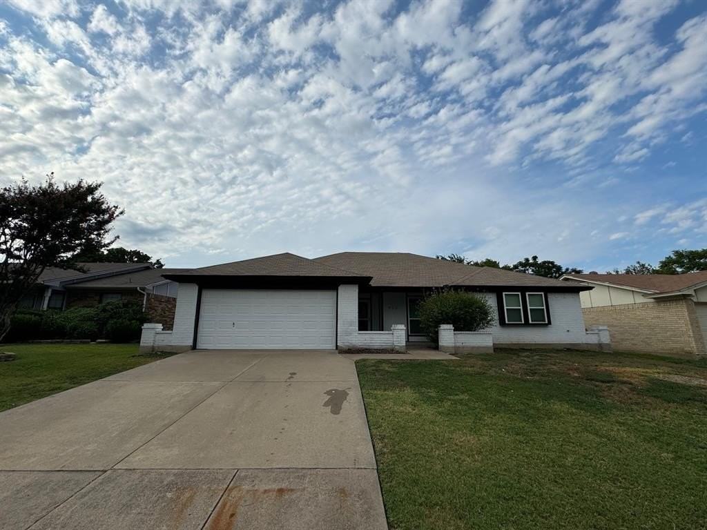 933 Freestone Dr - Photo 2 of 18