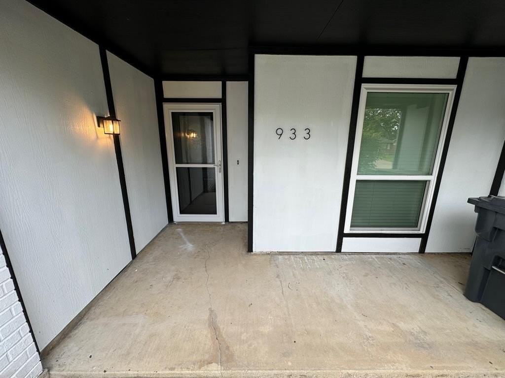 933 Freestone Dr - Photo 3 of 18