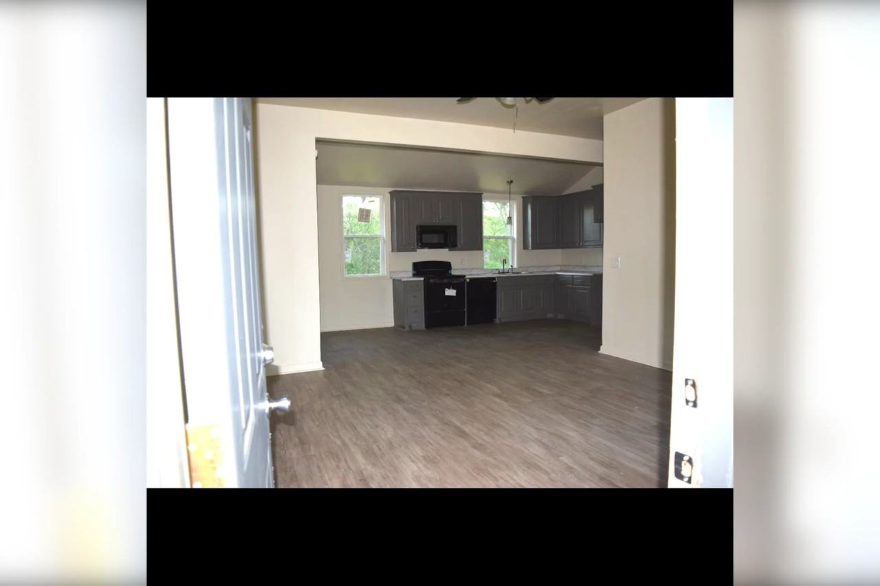 112 E Sproles St - Photo 2 of 10