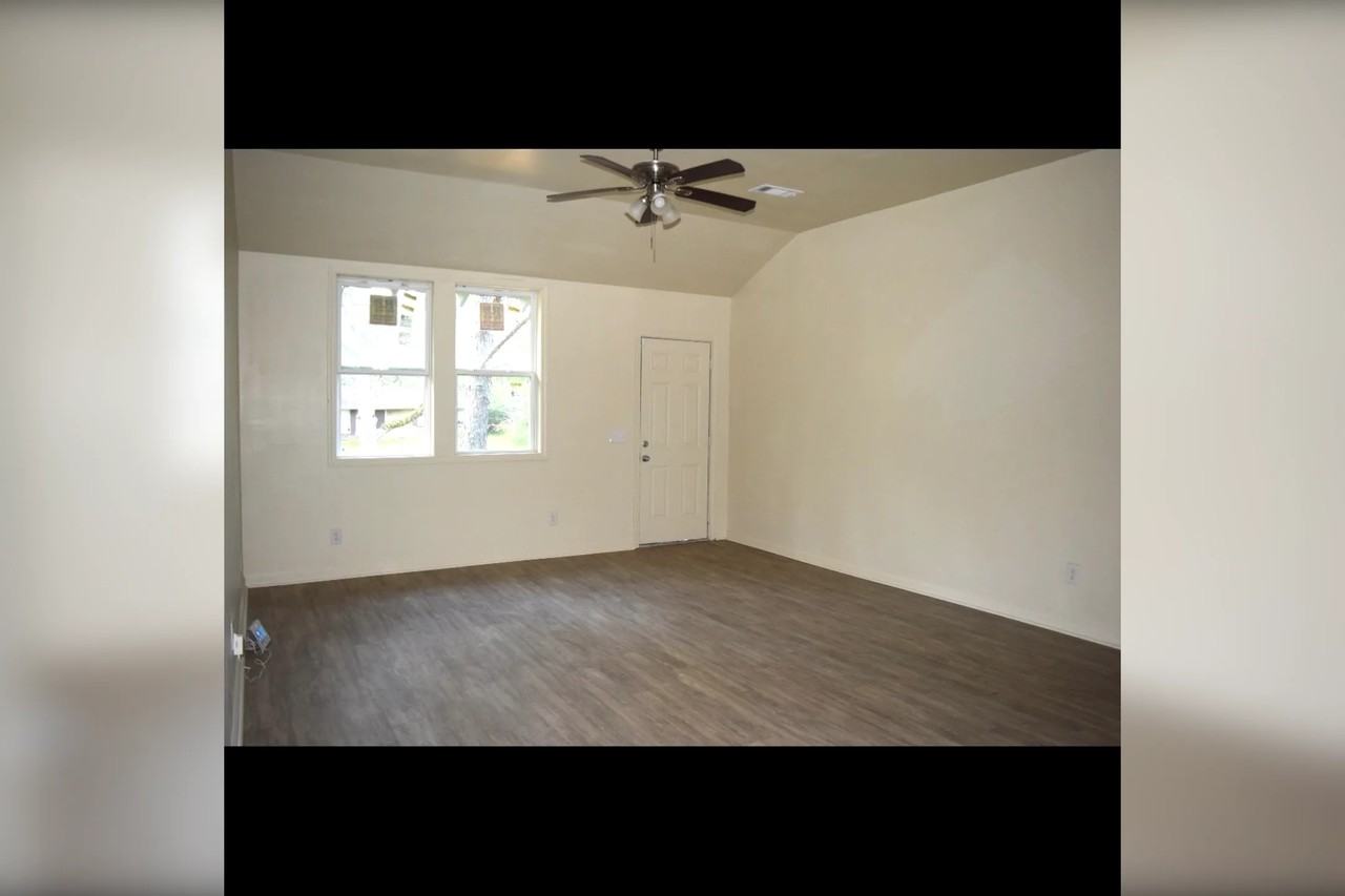 112 E Sproles St - Photo 3 of 10