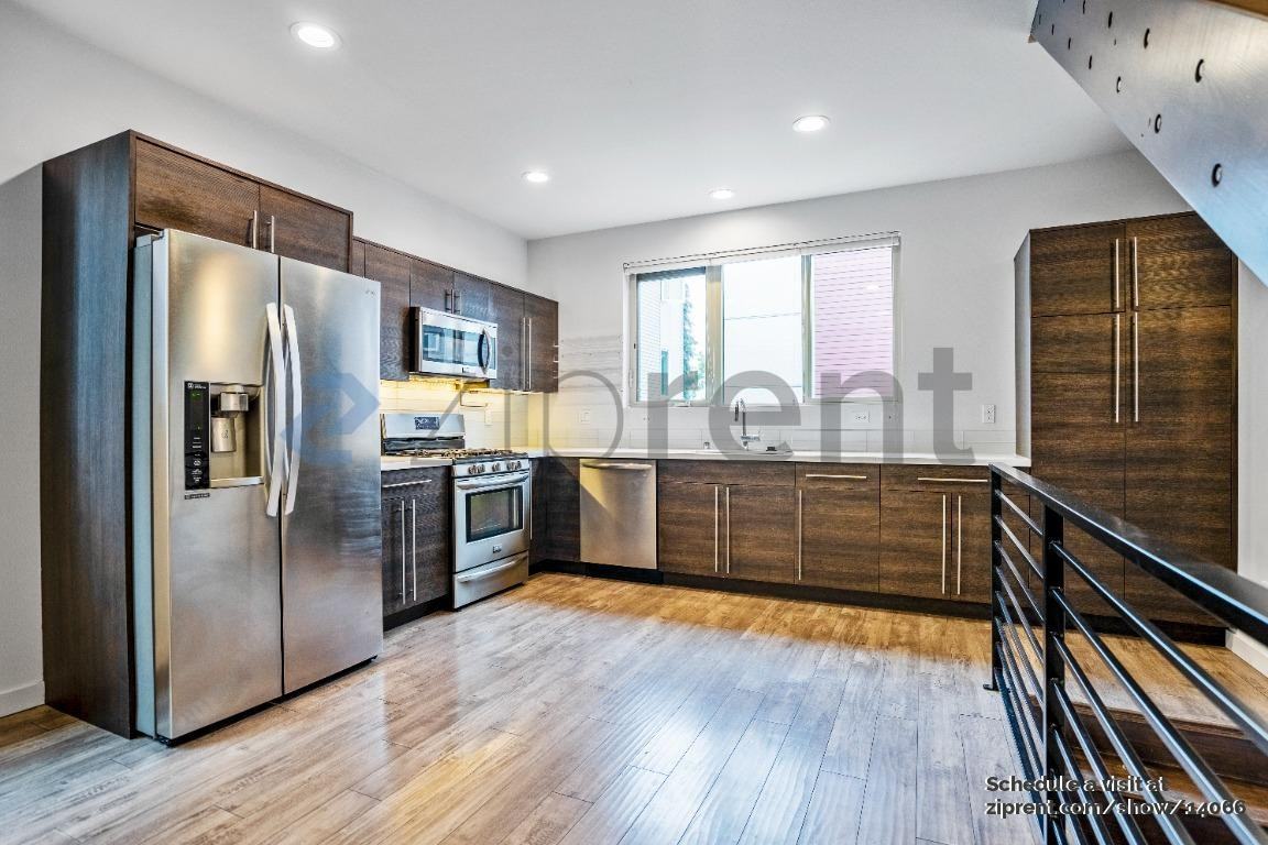 9607A Roosevelt Way Ne #A - Photo 2 of 12