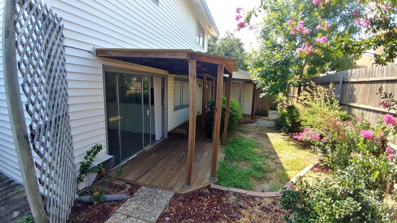 735 Ticonderoga Dr - Photo 2 of 11