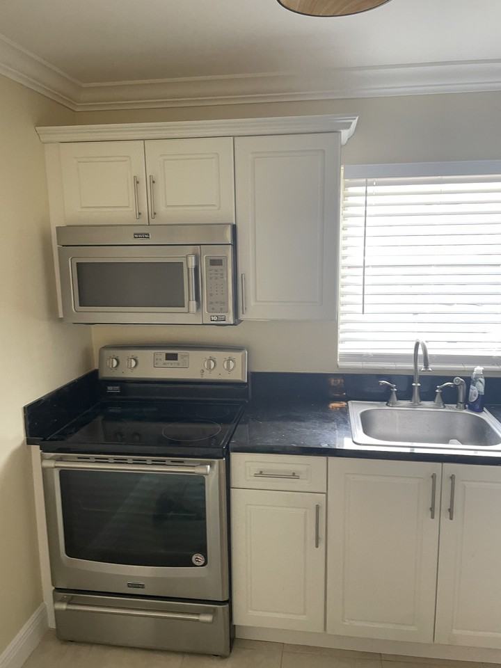 2926 Ashley Dr E #E - Photo 2 of 9