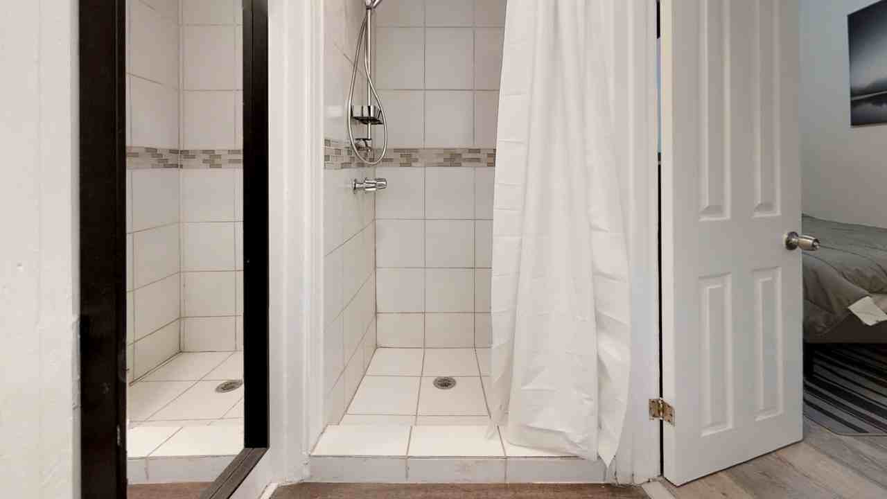 647 W. 18th Street - Photo 3 of 50