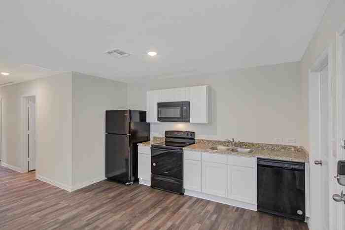 1335 Beech St - Photo 3 of 17