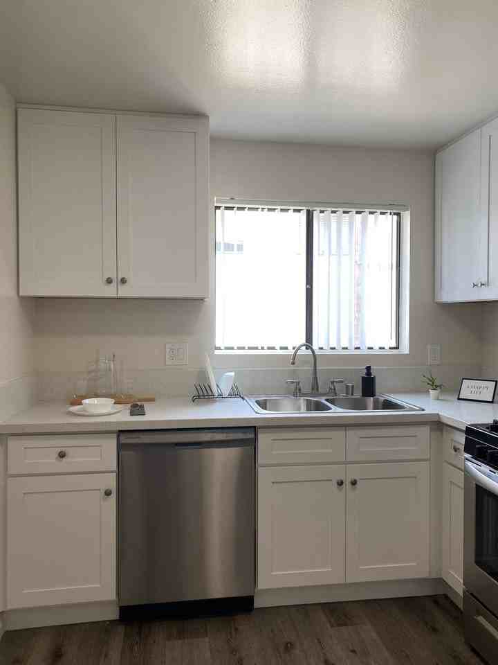 8608 Foothill Boulevard - Photo 4 of 32