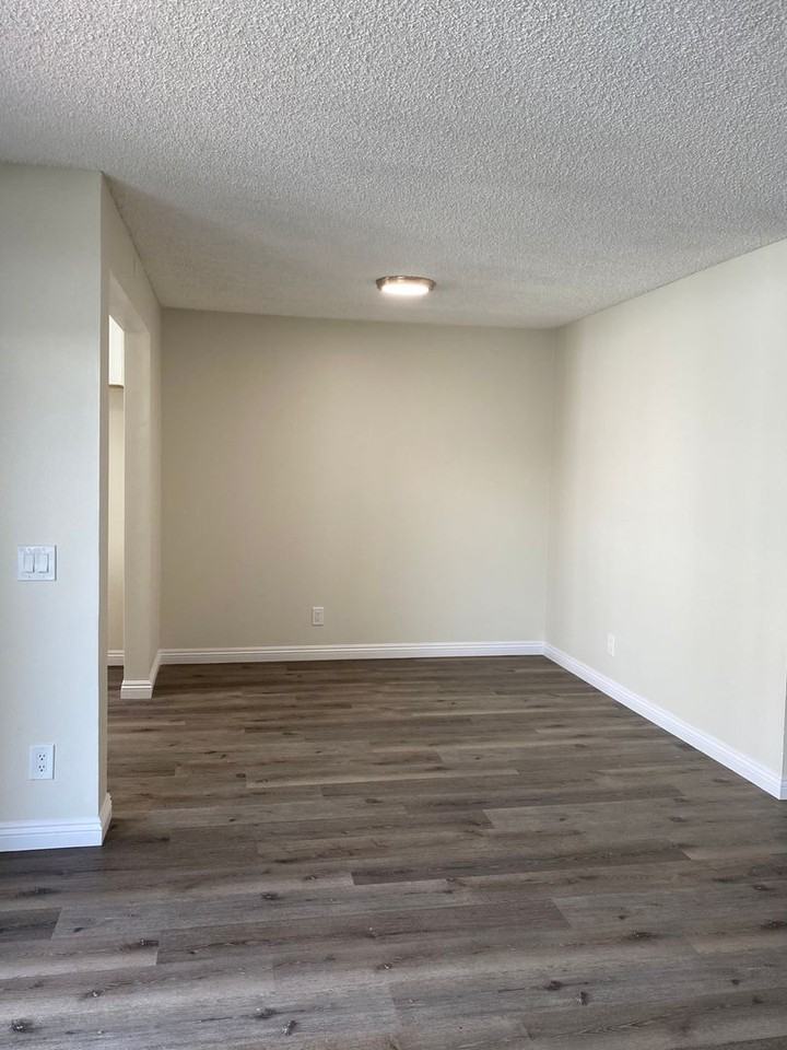 8608 Foothill Boulevard - Photo 5 of 32