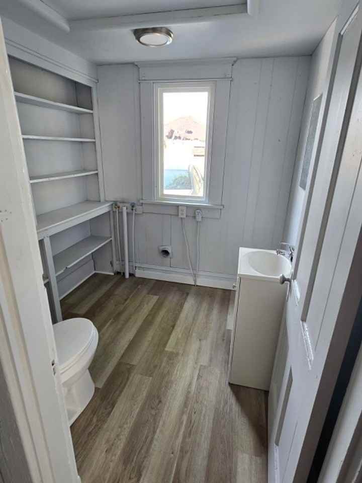 412 E Market St - Photo 2 of 7