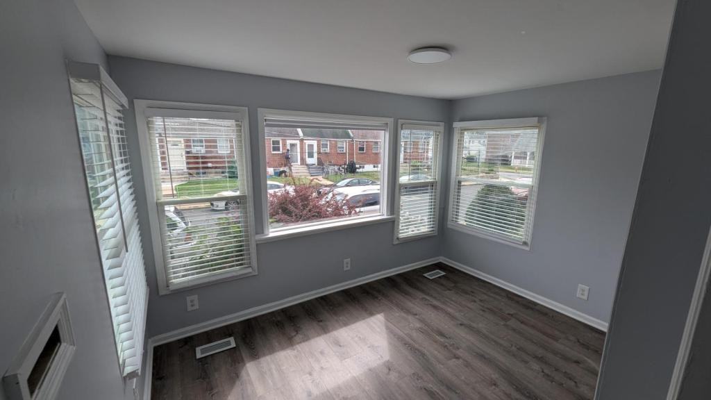 903 E 27th St - Photo 3 of 14