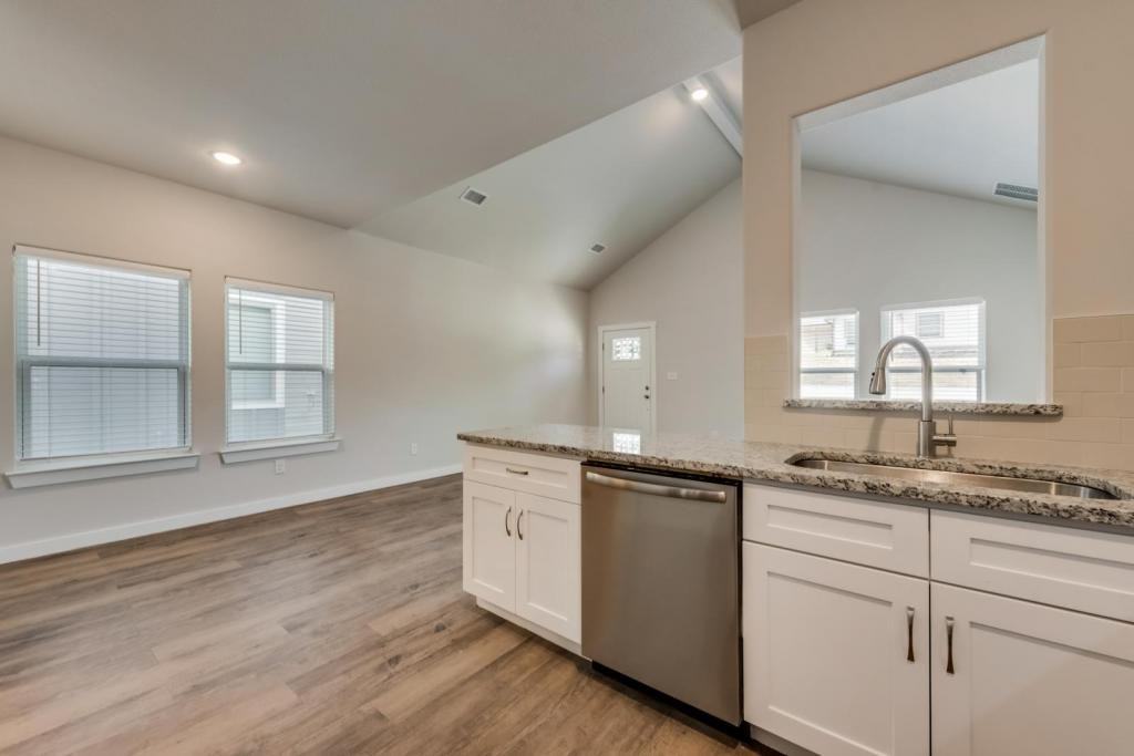 2424 S Fannin Ave - Photo 7 of 18