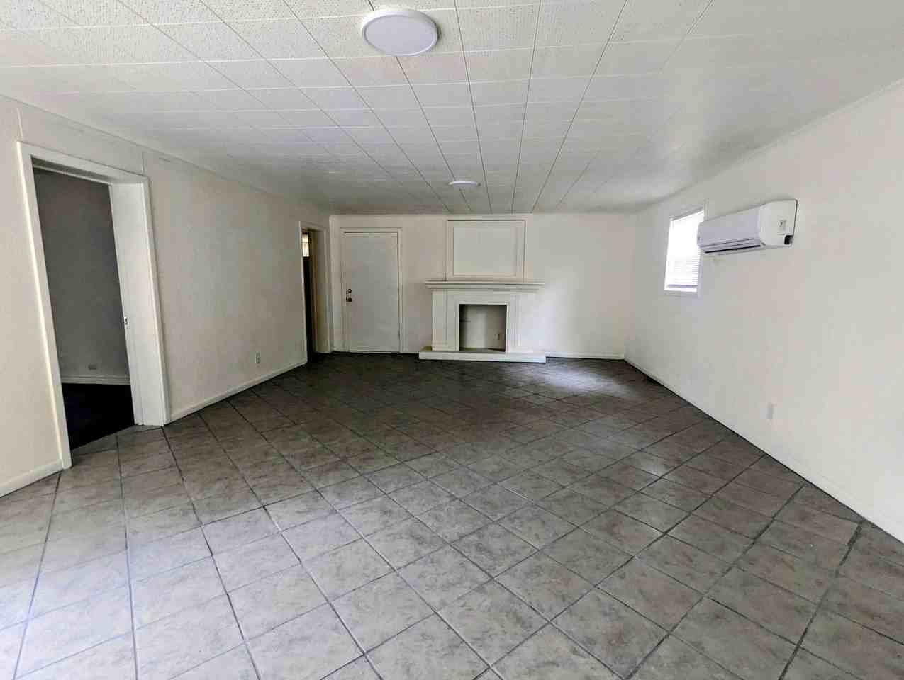 1901 Locust St - Photo 2 of 11