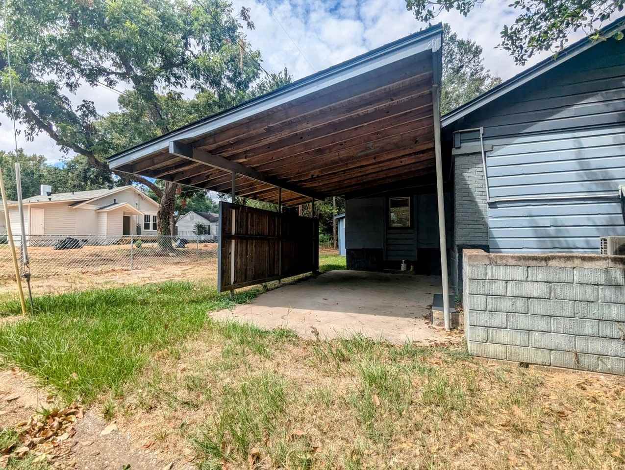 1901 Locust St - Photo 3 of 11