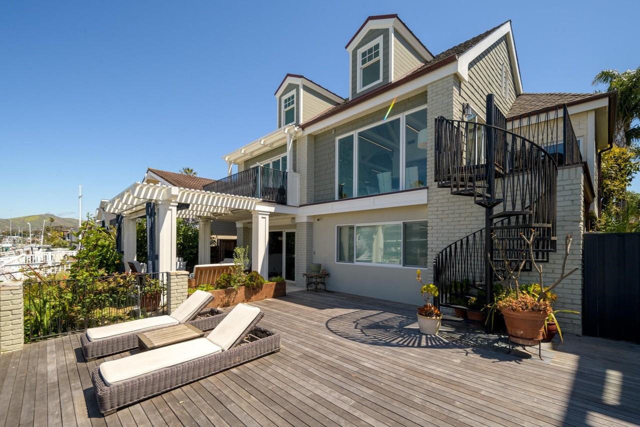 3081 Seahorse Ave - Photo 5 of 32