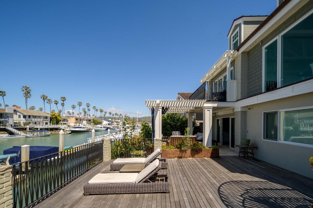 3081 Seahorse Ave - Photo 7 of 32