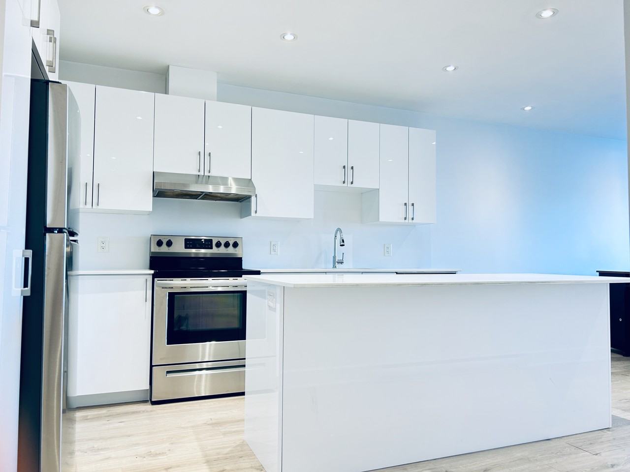 4534 Avenue du Parc #1 - Photo 2 of 25