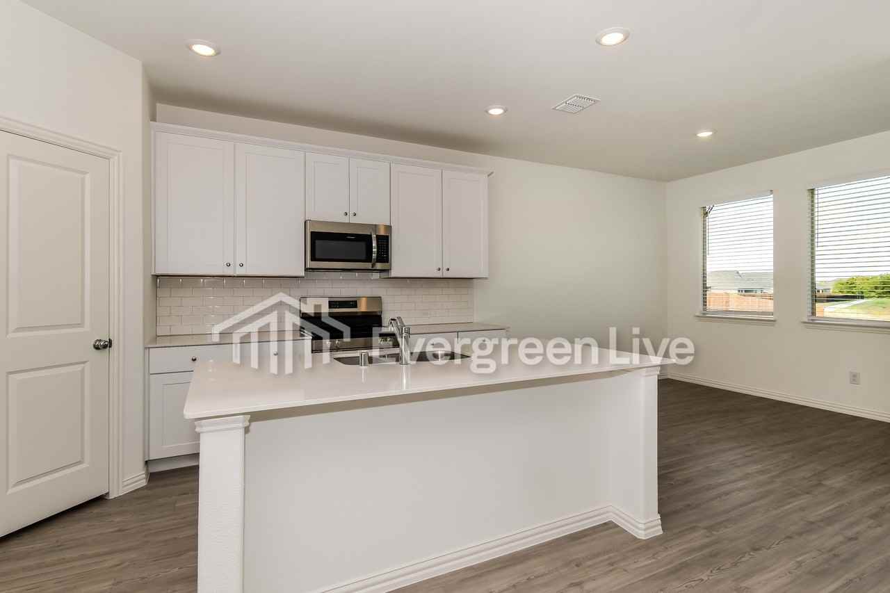 210 Jenkinson Dr - Photo 5 of 15