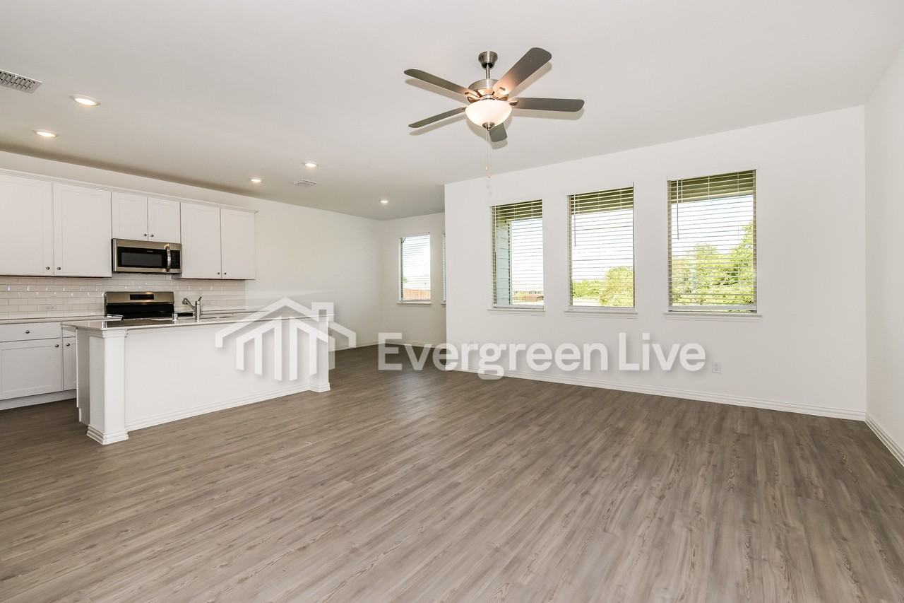 210 Jenkinson Dr - Photo 2 of 15