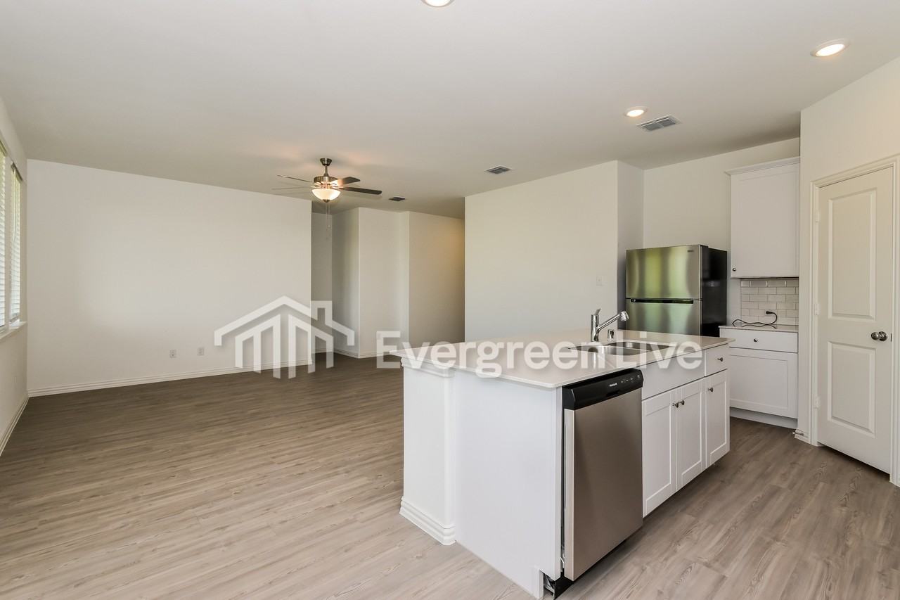 210 Jenkinson Dr - Photo 4 of 15