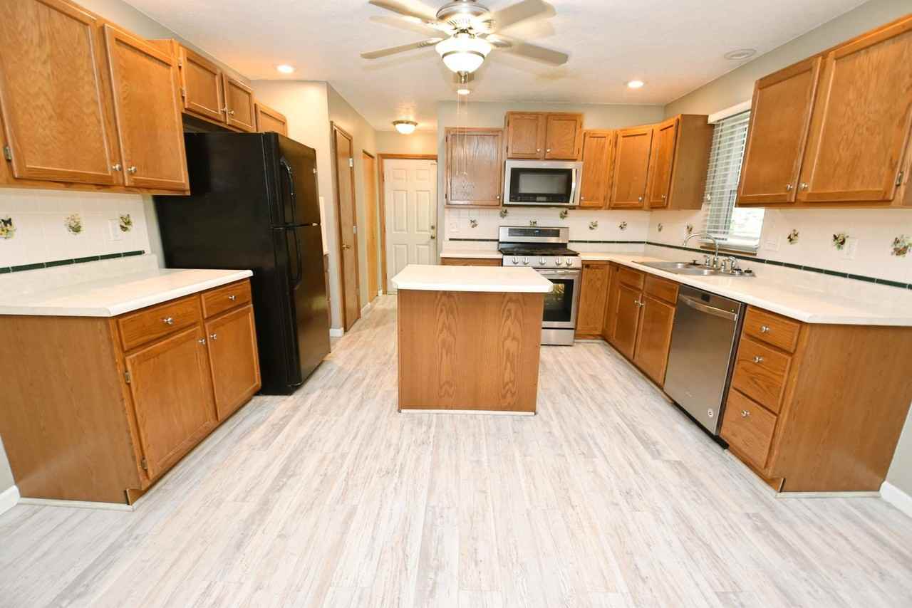 10231 Ashleys Meadow Dr - Photo 4 of 26