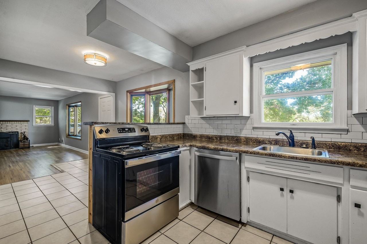 5014 Lexington Ave N - Photo 2 of 40