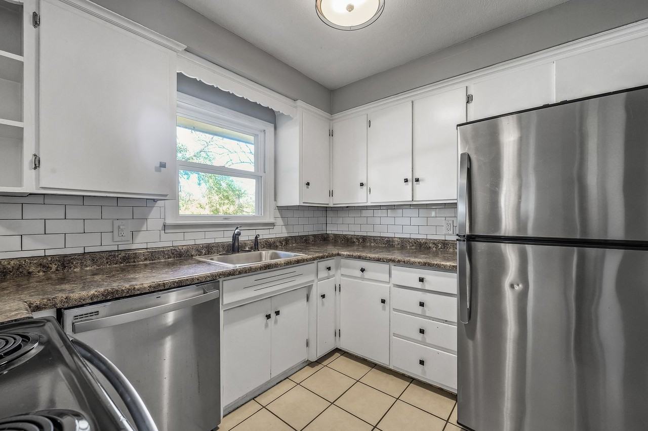 5014 Lexington Ave N - Photo 3 of 40