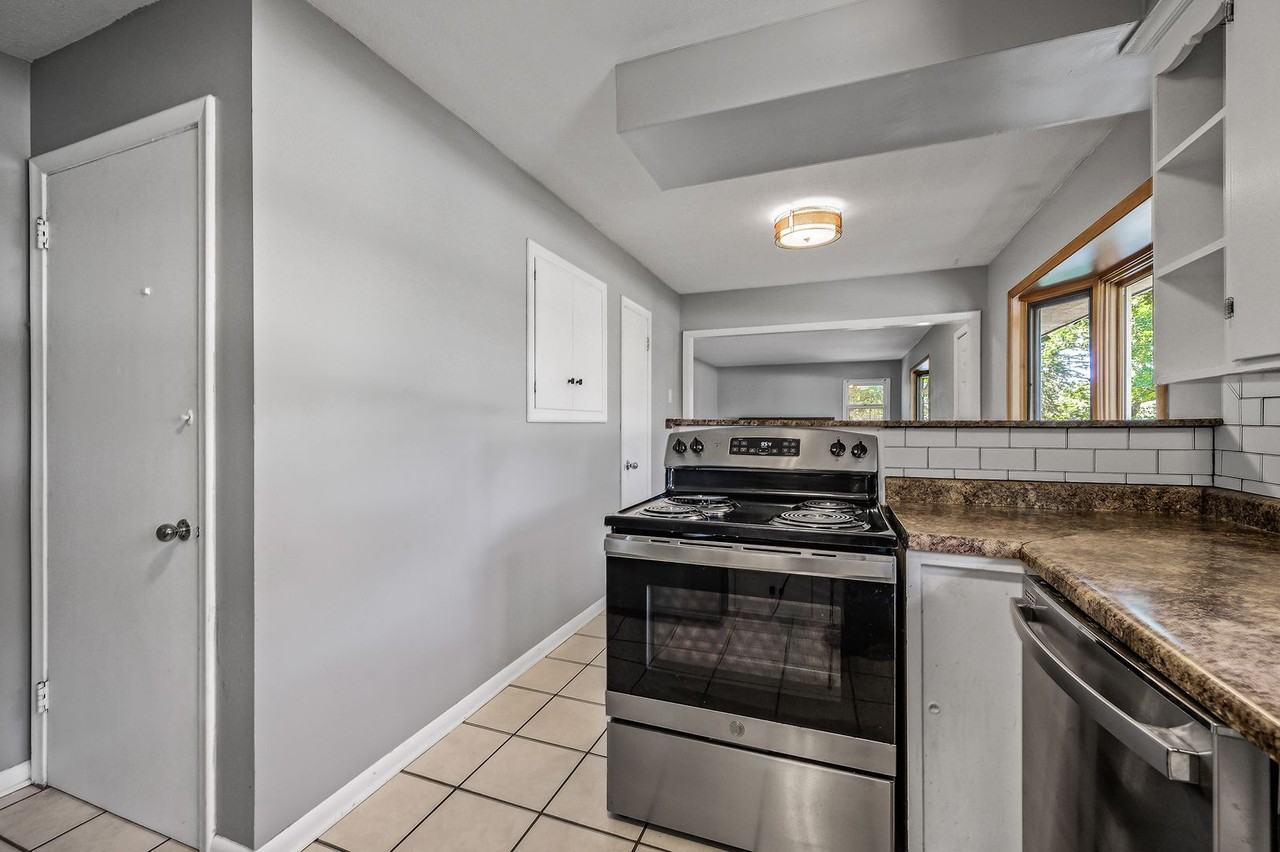 5014 Lexington Ave N - Photo 4 of 40