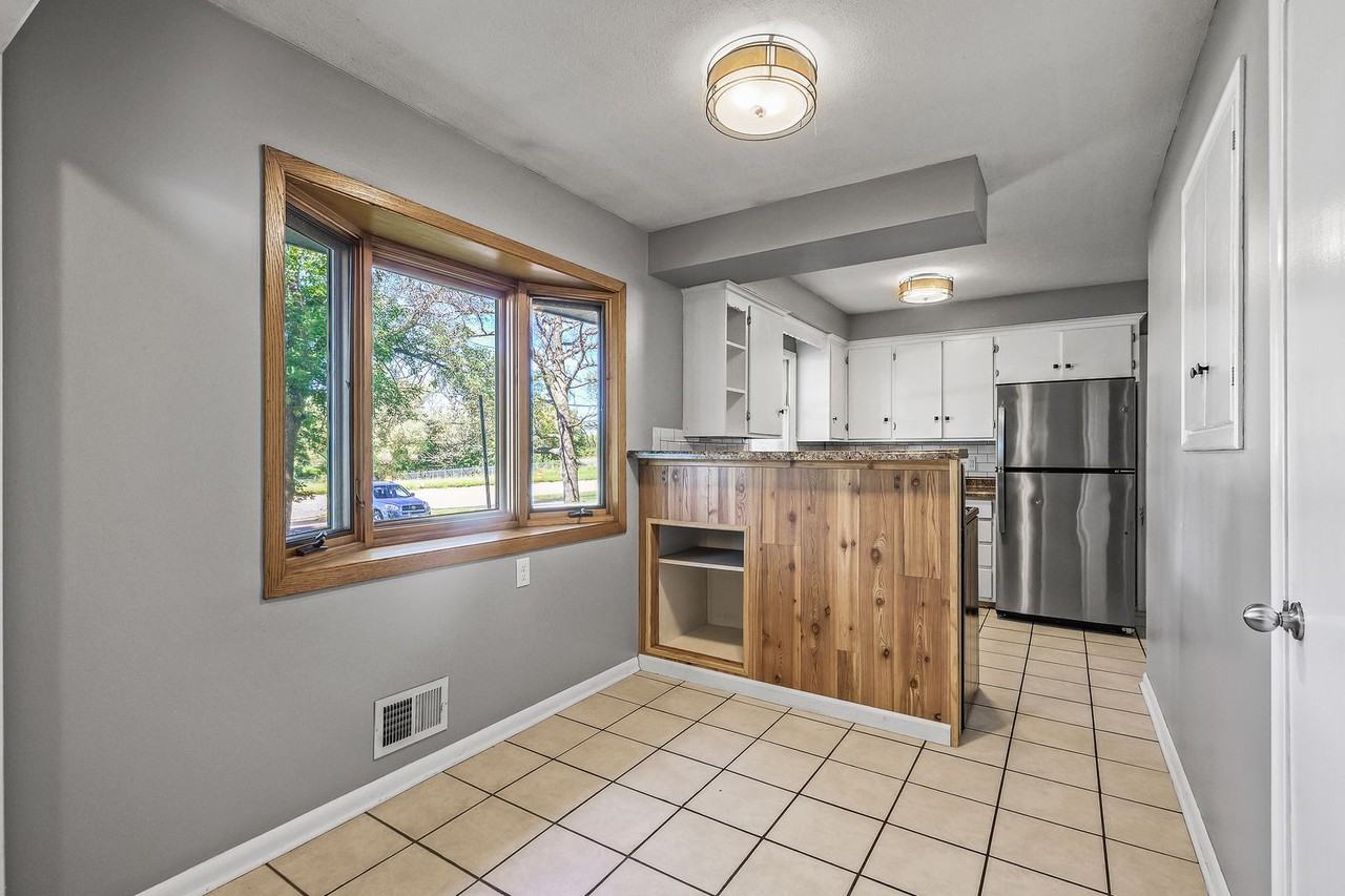 5014 Lexington Ave N - Photo 5 of 40