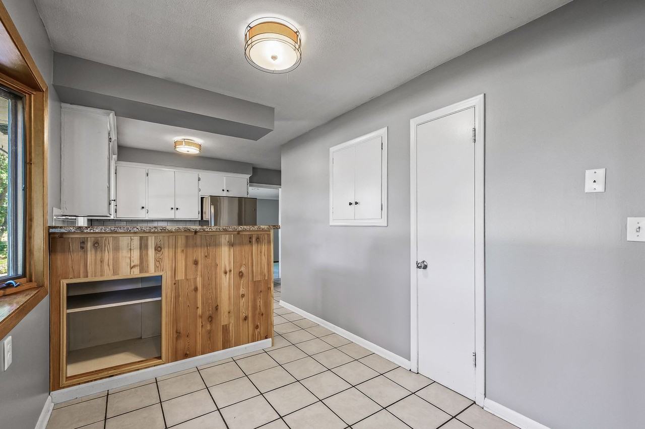 5014 Lexington Ave N - Photo 6 of 40