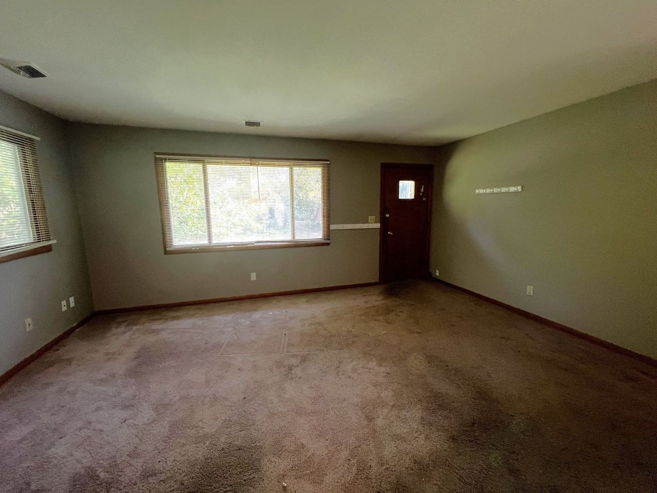 1131 Maple St - Photo 3 of 13