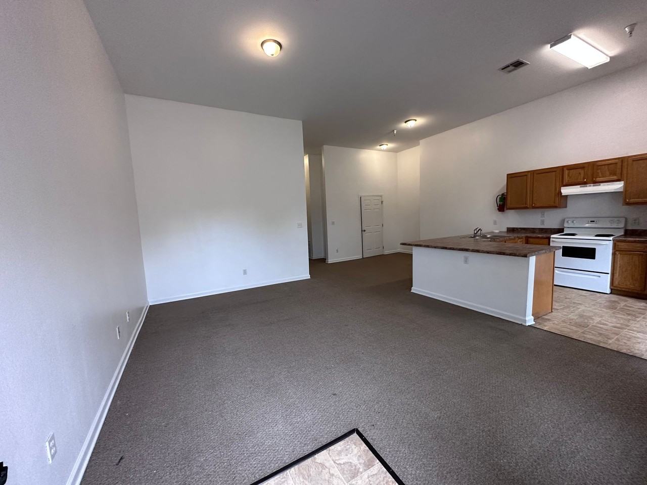 Adams Point Apartments - Photo 5 of 11