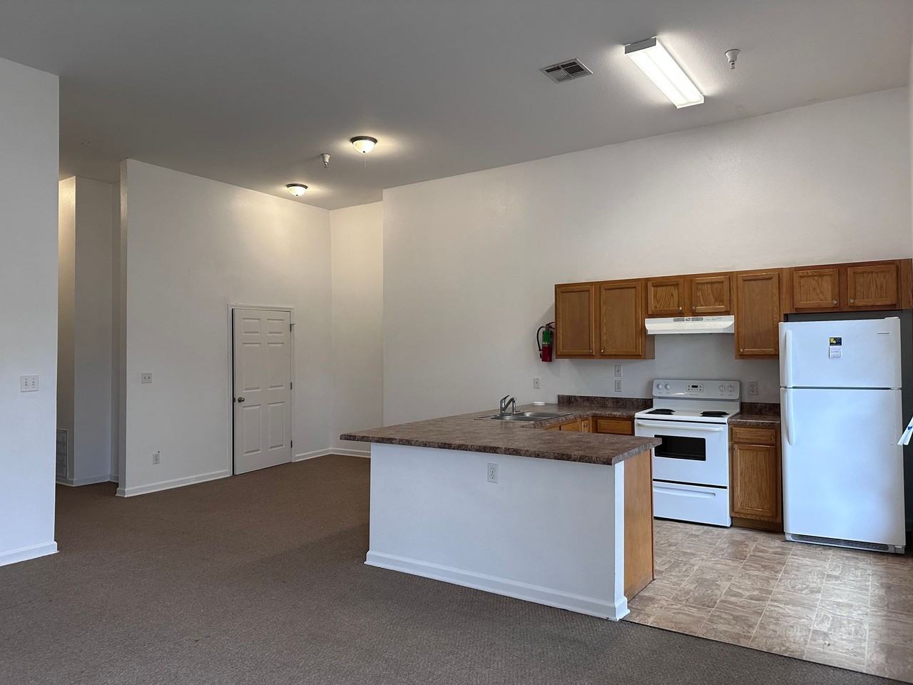 Adams Point Apartments - Photo 6 of 11