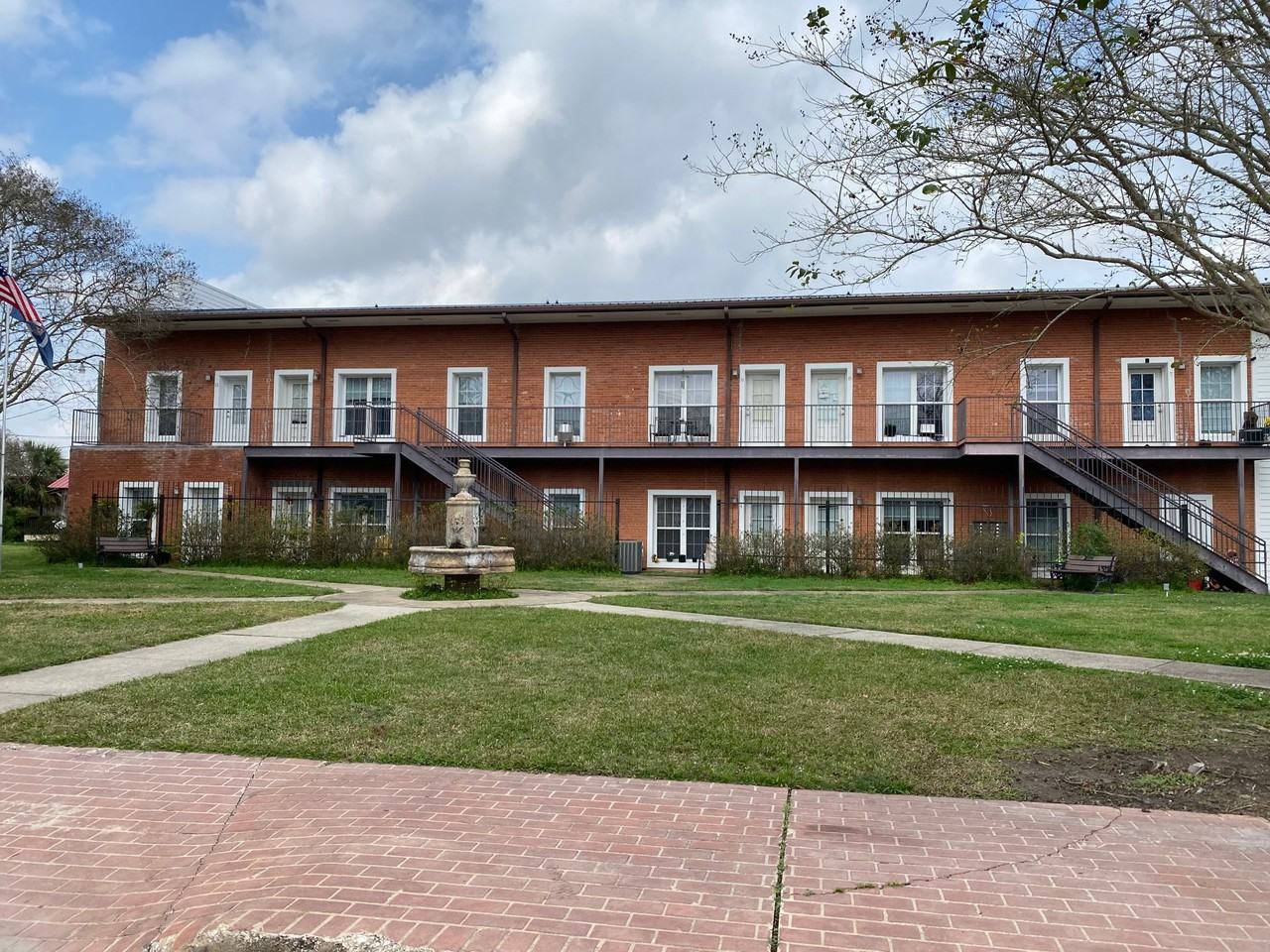 Adams Point Apartments - Photo 7 of 11