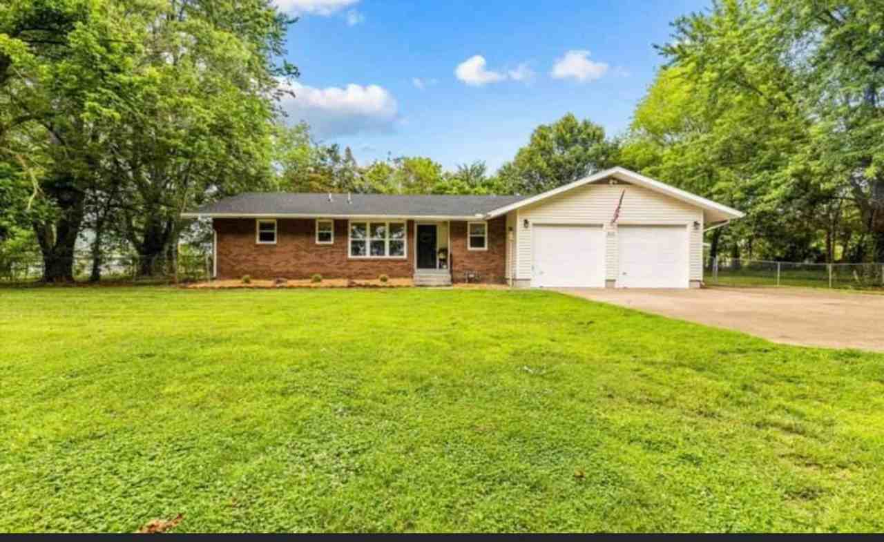 315 Geneva Ave - Photo 2 of 12