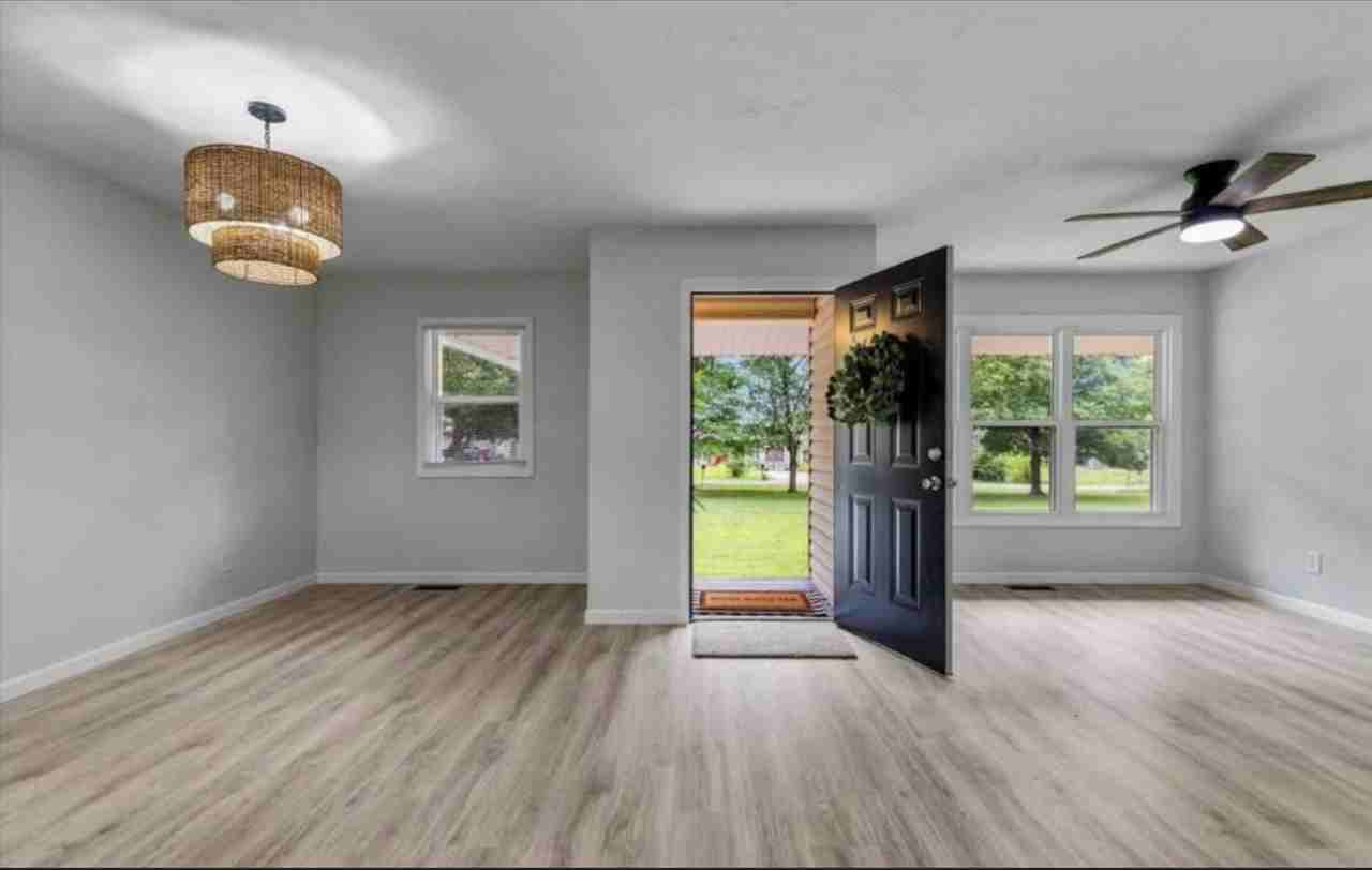 315 Geneva Ave - Photo 3 of 12