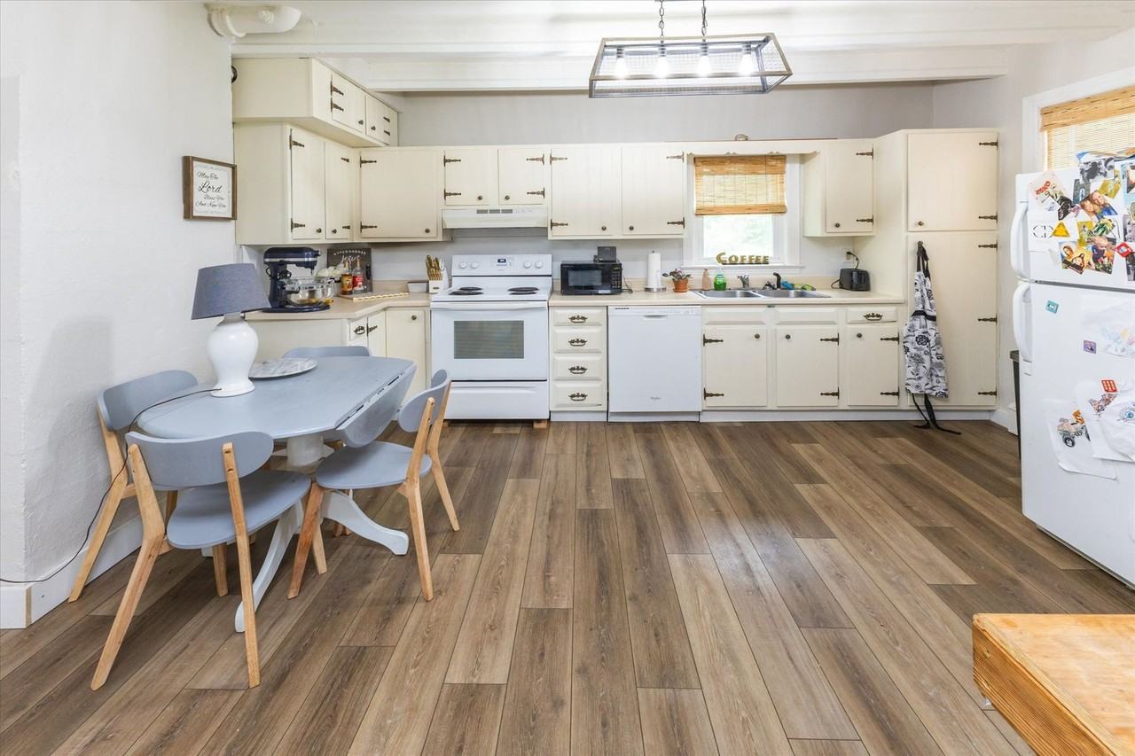 547 W Main St - Photo 2 of 24