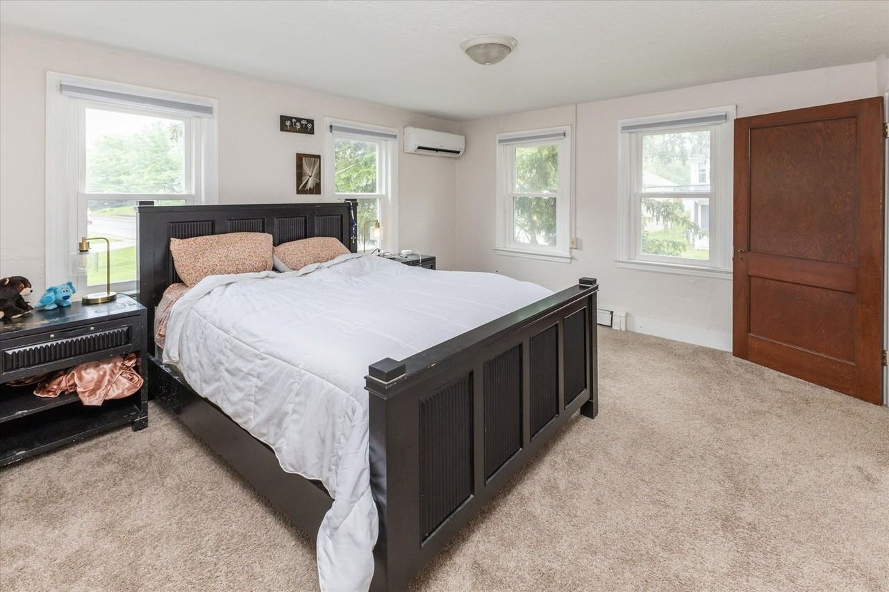 547 W Main St - Photo 3 of 24