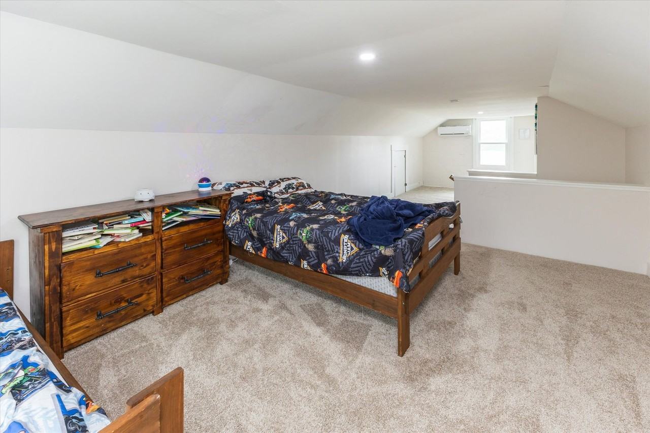 547 W Main St - Photo 5 of 24