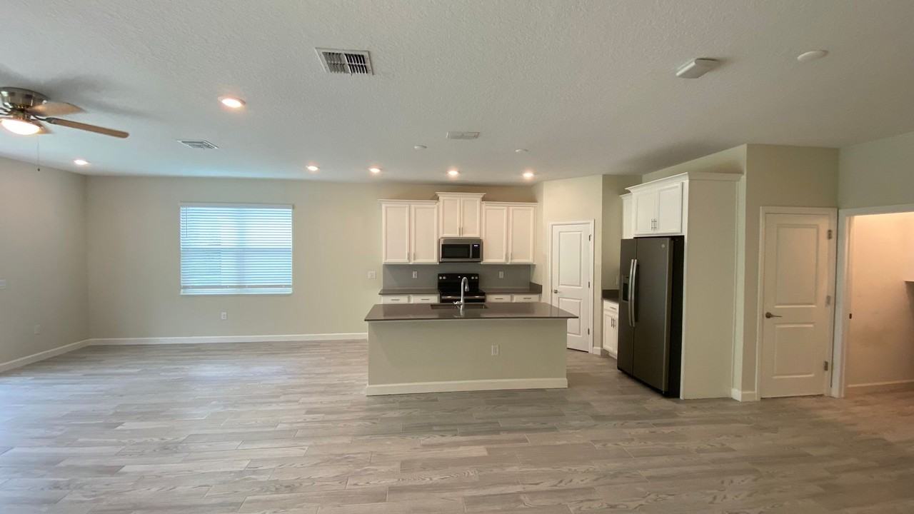 2321 Crescent Moon St - Photo 3 of 27