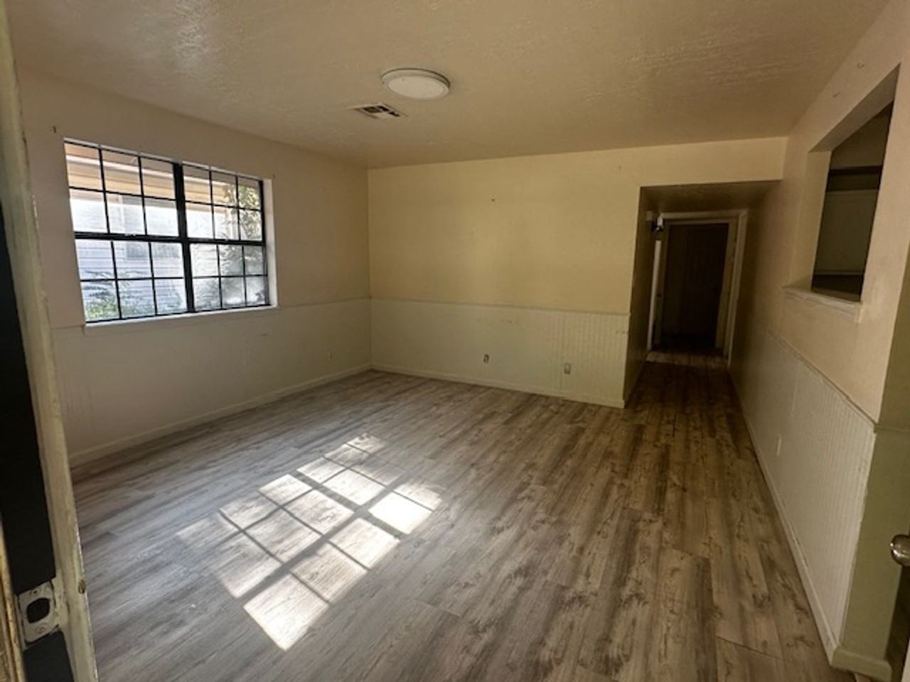 727 E 6th St - Photo 2 of 8