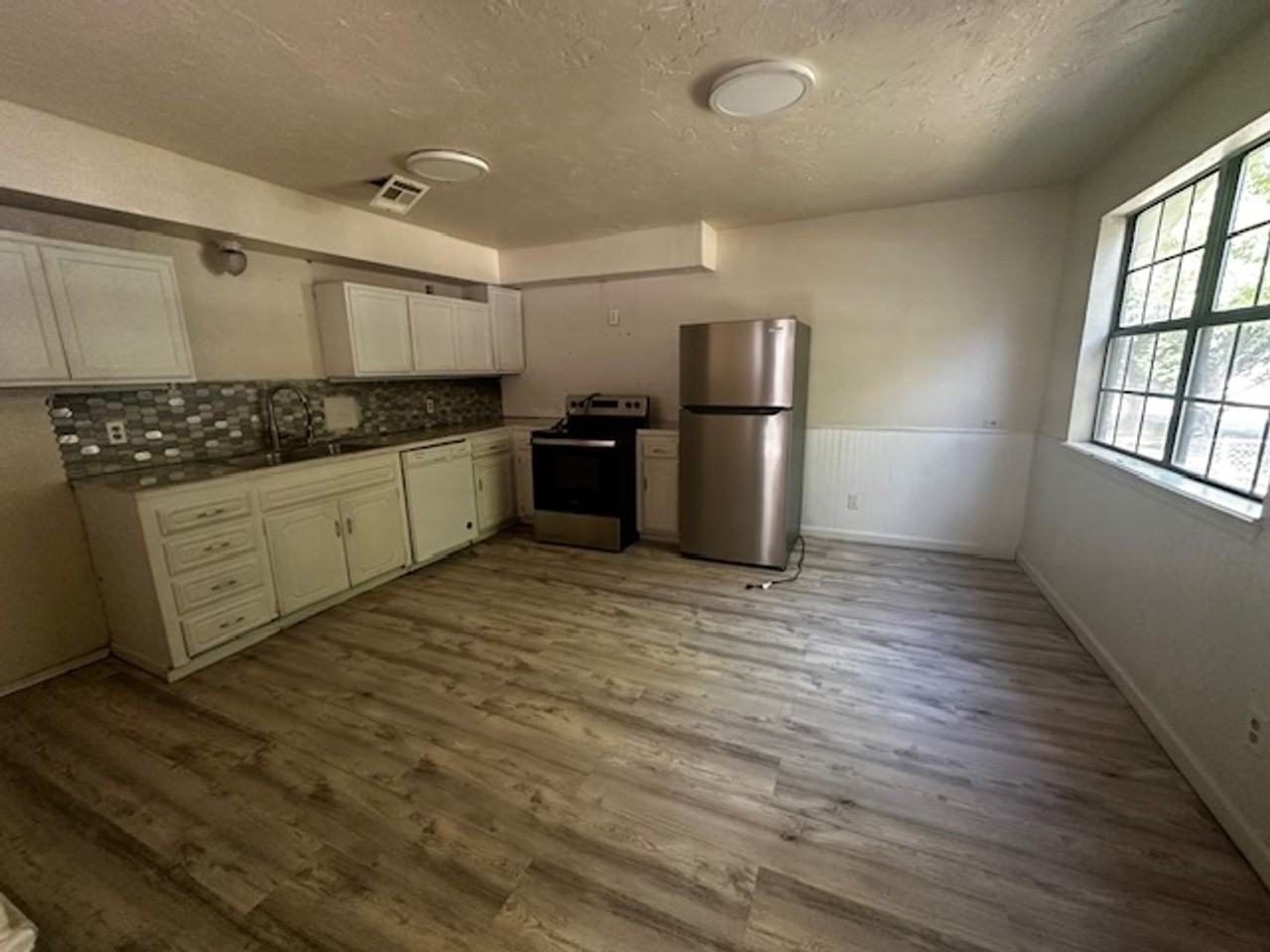 727 E 6th St - Photo 3 of 8