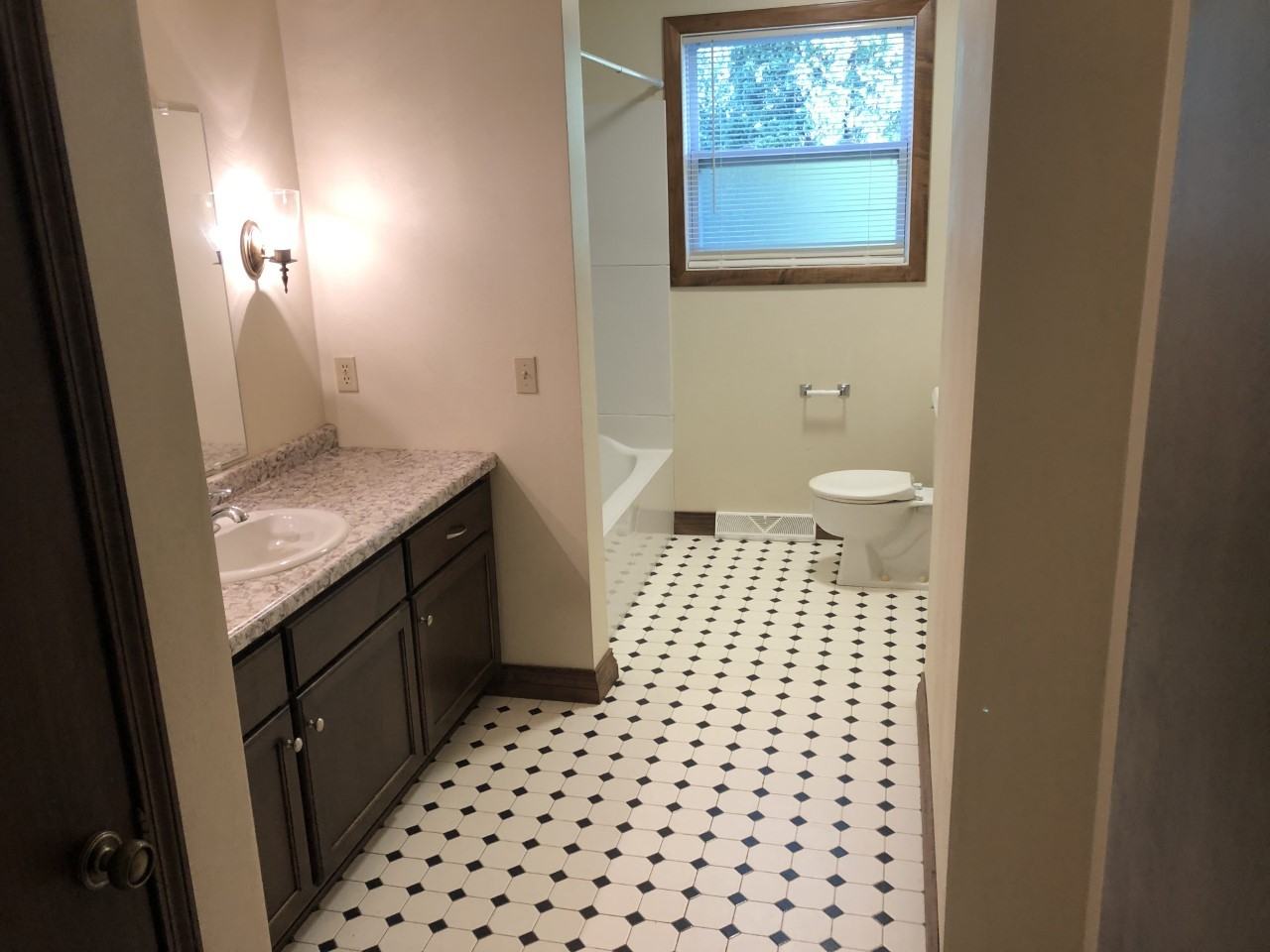 630 W Briar Ln #B - Photo 2 of 4