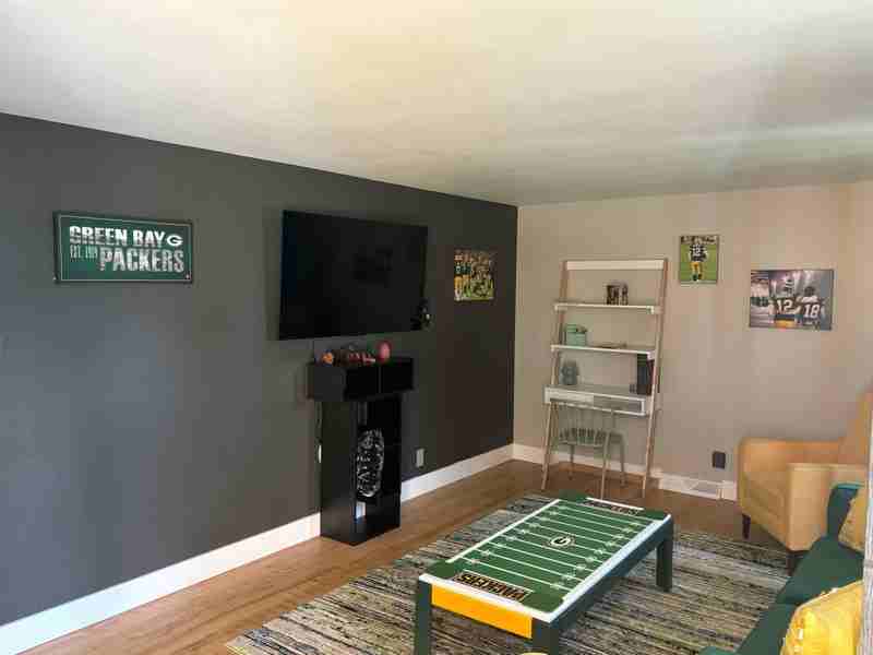 1060 Thorndale St - Photo 2 of 17