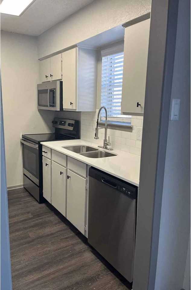 1000 W Spring Valley Rd #F1R1 - Photo 2 of 8