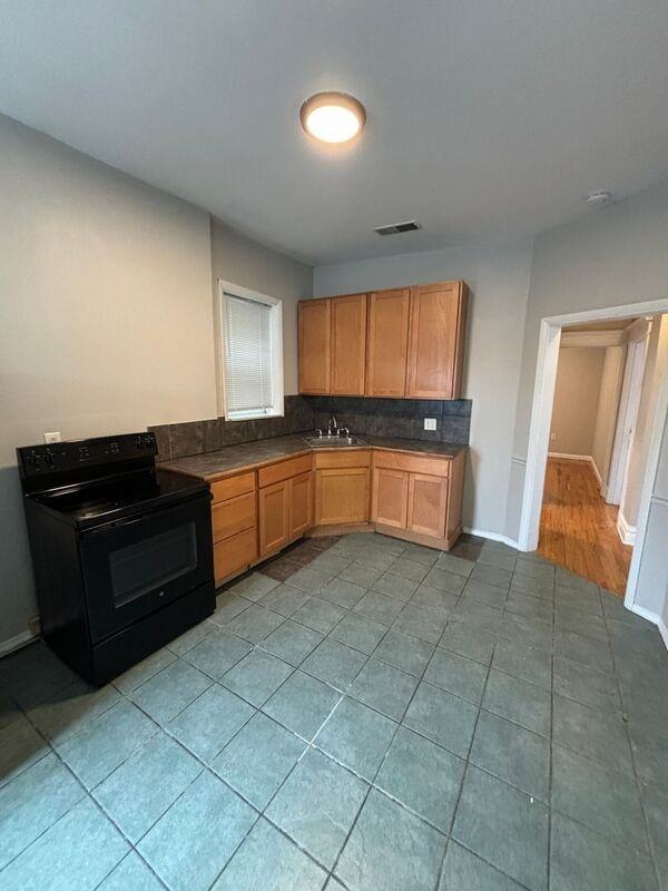 4027 S Grand Blvd #A - Photo 3 of 18