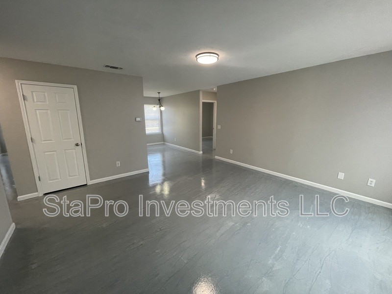 125 Village Pl - Photo 2 of 13