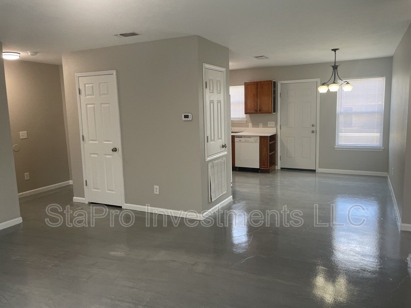 125 Village Pl - Photo 3 of 13